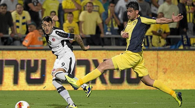 Joselu golpea el balón en uno de los partidos que ha disputado con el Eintracht esta temporada / AFP