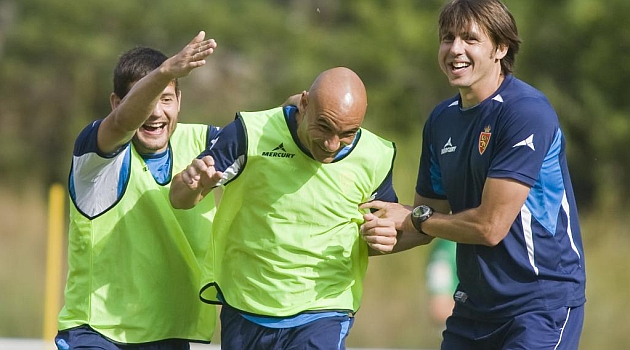Paredes y Movilla bromean en un entrenamiento del Zaragoza / Toni Galn (Marca)