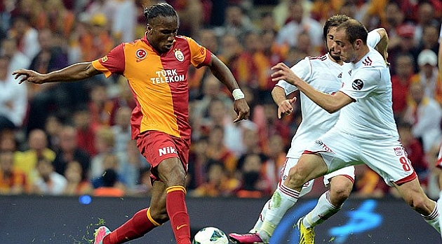 Galatasaray vence al
Sivasspor de Roberto Carlos