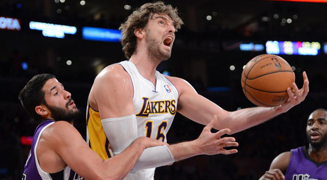 'Mr. X' y Gasol muestran el camino de la luz a los Lakers
