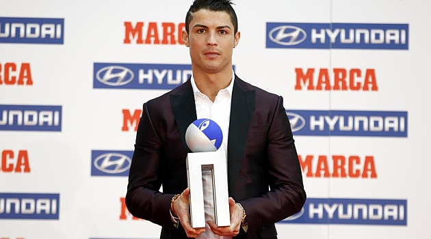 Cristiano Ronaldo, con el Trofeo Di Stfano de la temporada pasada / Foto: Rafa Casal (MARCA)