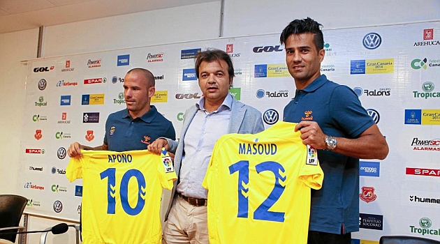 Masoud, con Apoo y el director deportivo Toni Cruz, el da de su presentacin / Gerardo Ojeda (Marca)