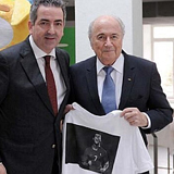 Los futbolistas portugueses regalan a Blatter una camiseta de CR7