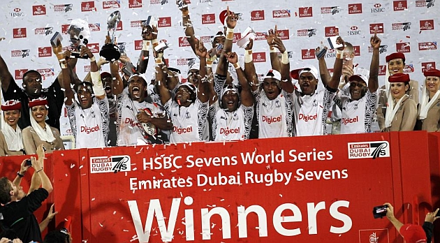 Los jugasdores de Fiji celebran la victoria final en el Seven de Dubai / REUTERS