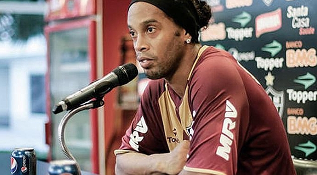 Ronaldinho: La rabia de Cristiano
es vivir la misma poca que Messi