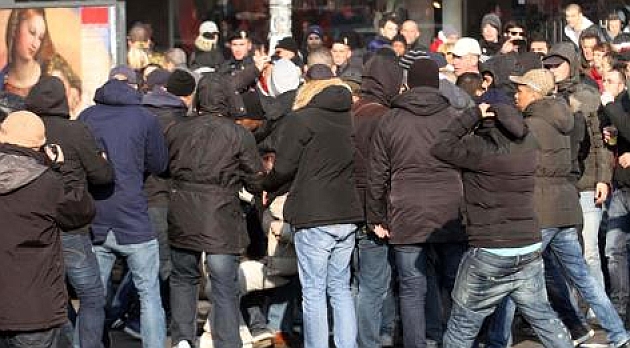 La agresin de los aficionados del Ajax en el centro de Miln. (ANSA / La Gazzetta dello Sport)