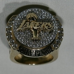 Roban dos anillos de campeones a los Lakers