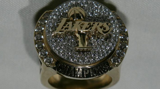 Roban dos anillos de campeones a los Lakers