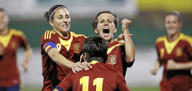 Vero, Sonia y Marta celebran un gol ante la Repblica Checa / ngel Rivero