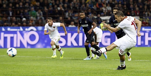 Totti patea desde el punto de penalti en la victoria ante el Inter en el Meazza. / REUTERS