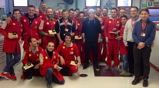 Kimi Rikknen, con los ingenieros de Maranello / Foto: Ferrari
