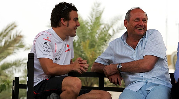 Fernando Alonso y Ron Dennis, conversan en Malasia en 2007 en el 'paddock' del circuito de Sepang / Foto: RV RACING PRESS