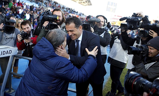 Luis Garca saluda al Tata antes del comienzo del partido. FOTO CHEMA REY