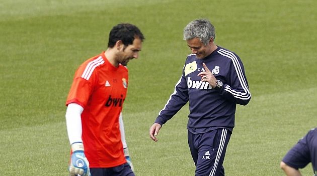 Diego Lpez y Mourinho, en un entrenamiento del Real Madrid / CHEMA REY (MARCA)
