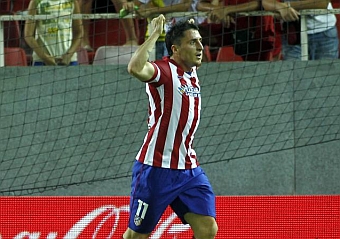 El 'Cebolla' Rodrguez celebra un gol que le hizo al Sevilla en el Snchez Pizjun. IGO HIDALGO