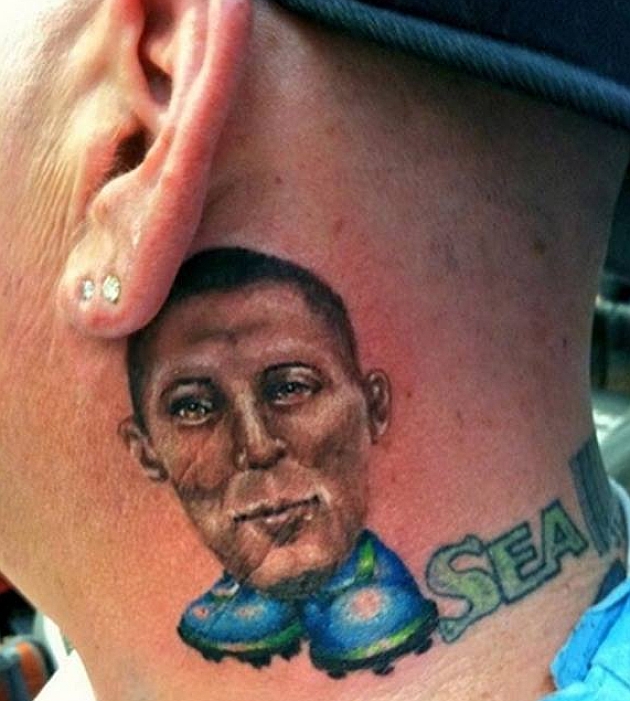 Un Dempsey tatuado en el cuello
