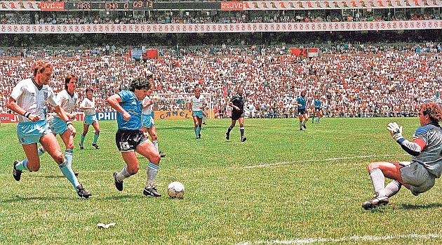 22/06/1986 EL ANLISIS DE LA FOTO Un uno contra once. Es la imagen del mejor gol de la historia del ftbol por el momento y su trascendencia social, sentimental y futbolstica. El marcador, modesto, seala el instante. Tres segundos ms tarde Maradona ya era Dios.
