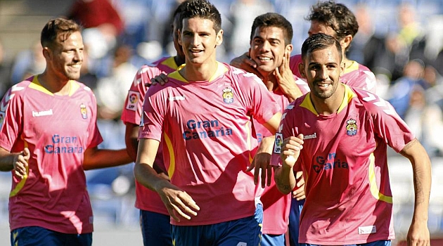 Los jugadores de Las Palmas celebran uno de los goles en Huelva / J. P. Yaez (Marca)