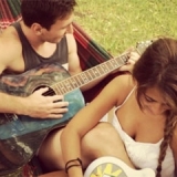 Messi toca la guitarra con Antonella