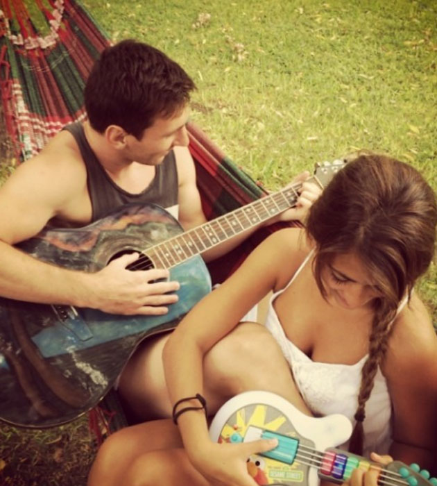 Messi toca la guitarra con Antonella