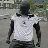 Colocan una camiseta del
Tottenham en la estatua de Henry