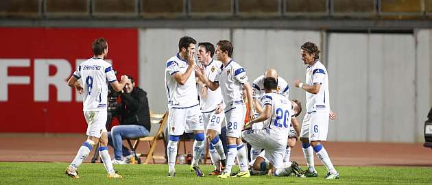 Los jugadores del Real Zaragoza celebran el gol que les dio el triunfo en el estadio de Gran Canaria / Gerardo Ojeda (MARCA)