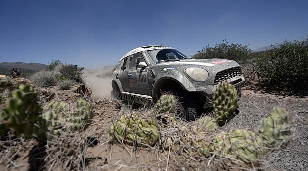 Peterhansel pasa por una zona llena de cactus / Foto: AFP