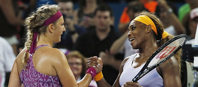 Victoria Azarenka y Serena Williams se saludan tras la final de Brisbane / AFP