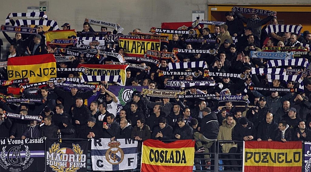 Los Ultras Sur en el Di Stfano en el Castilla-Murcia. / FOTO: PABLO MORENO