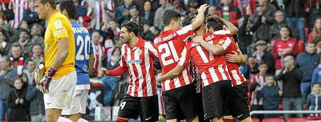 Varios jugadores del Athletic celebran un gol en San Mams / Juan Echevarria (MARCA)