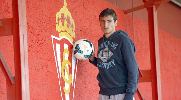 Stefan Scepovic posa junto al escudo del Sporting en Mareo / Tuero - Arias (Marca)