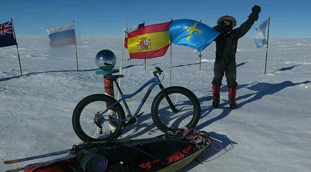 Juan Sin Miedo alcanza
el Polo Sur en bicicleta