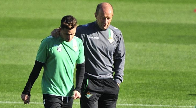 Caldern abraza a Rubn Castro en un entrenamiento del Betis. KIKO HURTADO