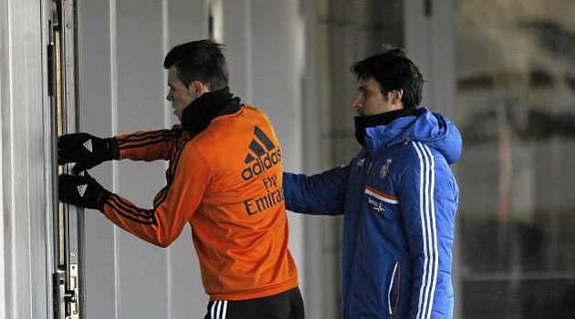 Gareth Bale se retira del entrenamiento del ayer en Valdebebas / CHEMA REY