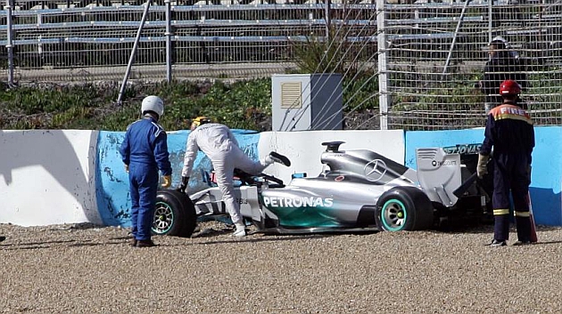 Hamiltons e baja del Mercedes tras estrellarse / Foto: Paco Martn