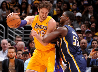 Un doble-doble de Pau no salva a los peores Lakers de la historia L.A.