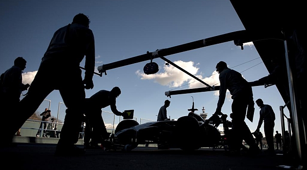 Mecnicos de McLaren, trabajando en un pit stop ayer en Jerez. / Foto: AFP