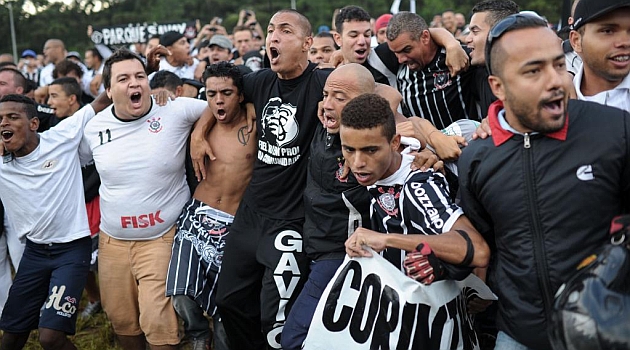 Un grupo de aficionados invade las instalaciones del Corinthians