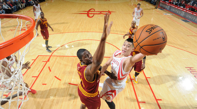 Jeremy Lin lograr su primer 'triple-doble' y LeBron gana en La Meca