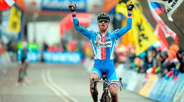 Stybar entrando en meta celebrando su triunfo. FOTO: UCI