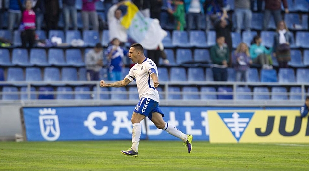 Suso celebra su gol al Mirands.... el 3.000 del Tenerife en Liga / Santiago Ferrero (Marca)