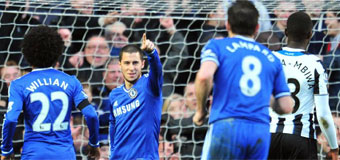 Un 'hat trick' de Hazard pone líder al Chelsea