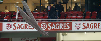 El viento daa parte del techo
del estadio del Benfica