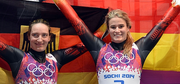 Natalie Geisenberger y Tatjana Huefner tras ganar la prueba / AFP