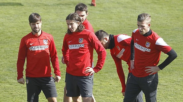 Filipe Luis, junto a Diego, Alderweireld, Adrin y Villa en el entrenamiento / PABLO GARCA (MARCA)