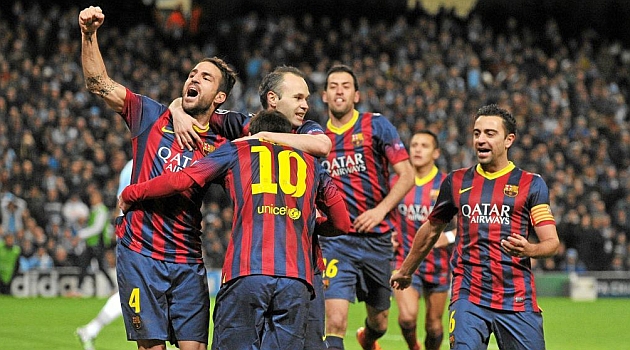Cesc, Iniesta y Busquets abrazan a Messi tras lograr su gol. / AFP