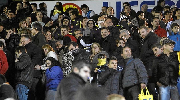 Los aficionados del Villarreal se disponen a abandonar El Madrigal instantes despus de que tiraran el bote de gas lacrimgeno. / CARME RIPOLLES (MARCA)
