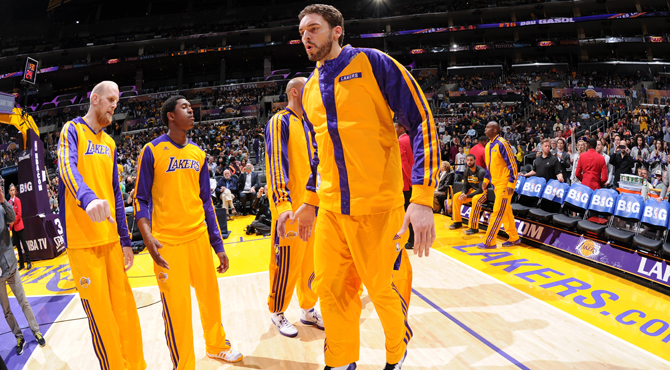 Gasol devuelve la sonrisa a los Lakers, que ponen fin a su racha histrica de derrotas en casa