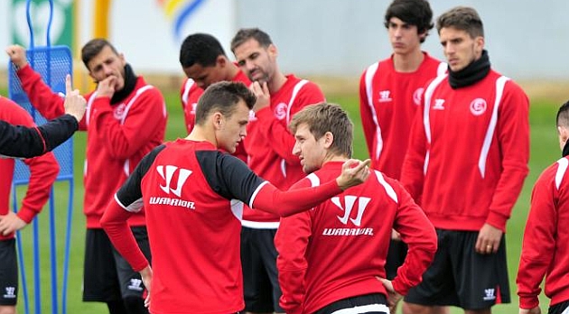 Cheryshev y Marin charlan en un entrenamiento del Sevilla. KIKO HURTADO