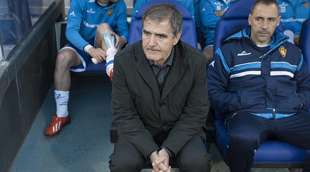Paco Herrera, en el banquillo de La Romareda, ante el Castilla / Toni Galn (Marca)